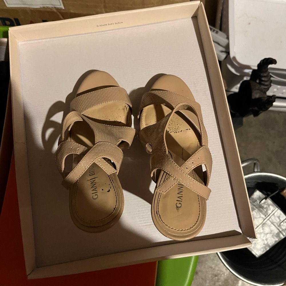Gianni Beni tan nude heels